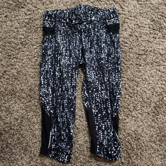 Athleta Pants - Athleta Printed Crop Leggings with Pockets  & Mesh